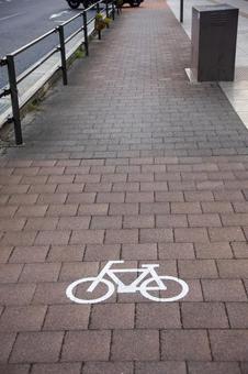 歩道に書かれた自転車のマーク 歩道に書かれた自転車のマーク 自転車ナビライン,自転車ナビマーク,法定外表記の写真素材
