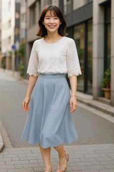 街角を歩く笑顔女性 街角を歩く笑顔女性の写真