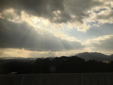 空と雲と山 風景,空,空の切れ間の写真素材