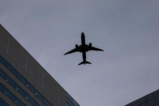 ビルと飛行機 ビルと飛行機の写真