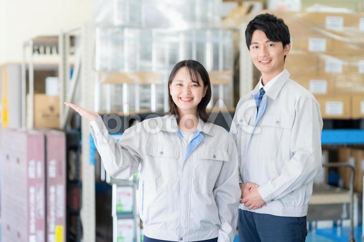 倉庫で会議をする男女の作業員 倉庫,工場,配達の写真素材