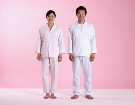 パジャマ姿で並ぶ仲良し夫婦 パジャマ姿で並ぶ仲良し夫婦の写真