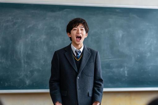 黒板の前で発表する男子生徒のイメージ 黒板の前で発表する男子生徒のイメージの写真