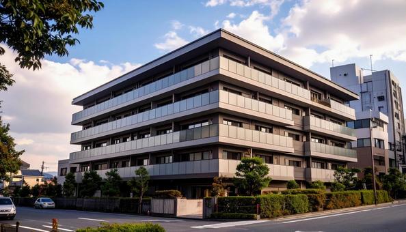 4階建ての近代的な建物 4階建ての近代的な建物の写真