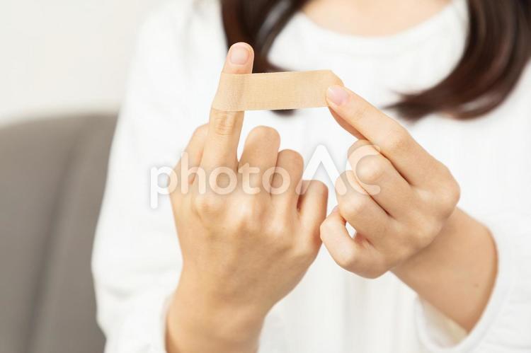 絆創膏を貼るイメージ02 女性,手,けがの写真素材
