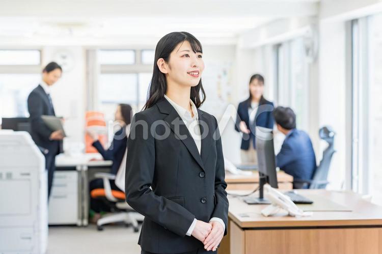 オフィスで働くビジネスウーマン ビジネスウーマン,笑顔,女性の写真素材