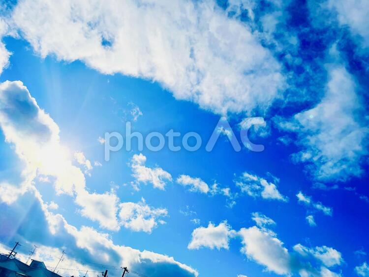 空　美しい　太陽　光　輝き　煌めき　町　青空　雲 空,シンプル,青空の写真素材