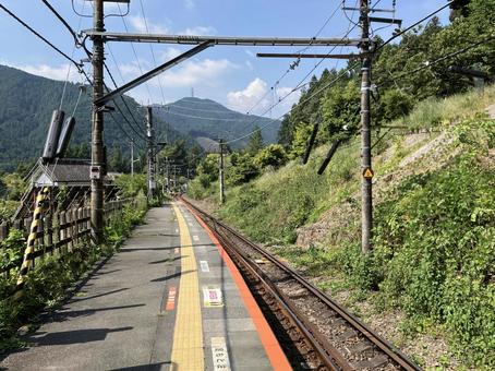 軍畑駅のホーム風景 軍畑駅のホーム風景の写真