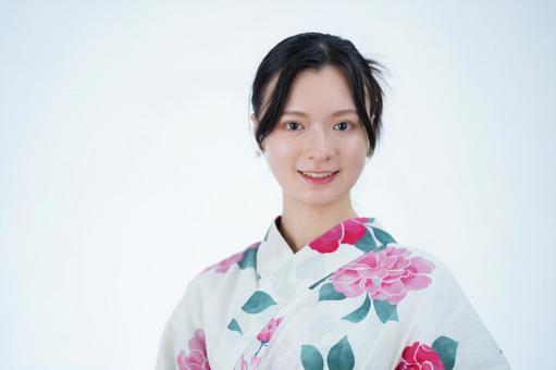 浴衣姿の女性が正面を向いて微笑む 女性,浴衣,微笑むの写真素材