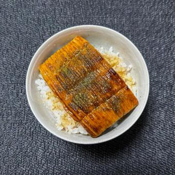 鰻の蒲焼風丼 鰻の蒲焼風丼 フェイク,鰻丼,魚のすり身の写真素材