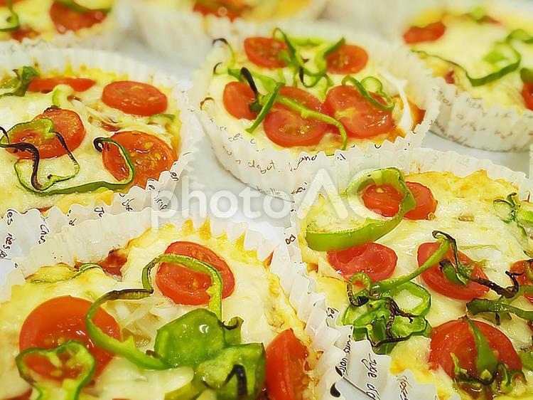 トマトとピーマンをトッピングしたピザパン カラフル,ビザ,ピザパンの写真素材