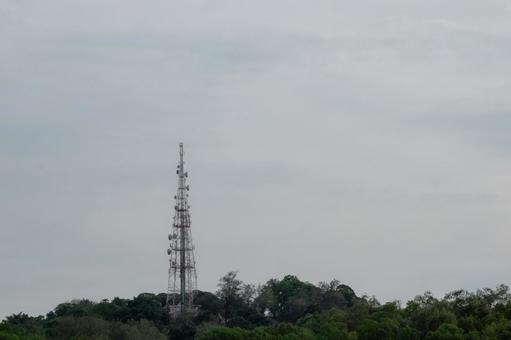 曇天の電波塔風景 曇天の電波塔風景 電波塔,通信塔,アンテナの写真素材