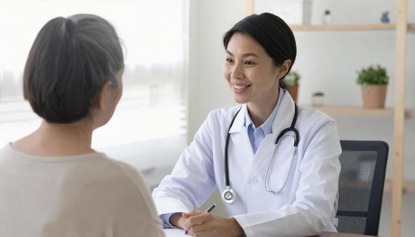 患者女性に説明する日本人医師  患者女性に説明する日本人医師 の写真