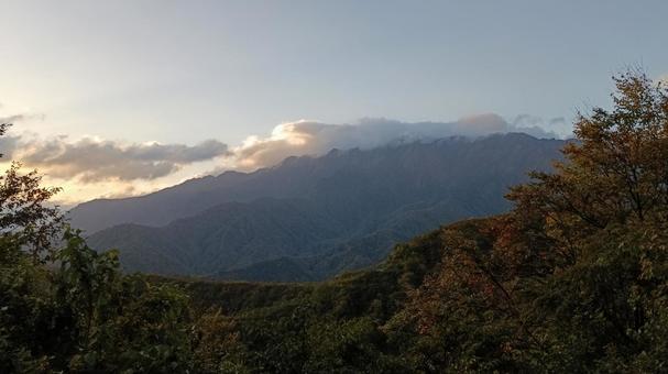 枝折峠から眺めた山々 枝折峠,山,早朝の写真素材