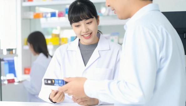 笑顔で働く薬剤師 笑顔で働く薬剤師の写真