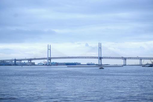 横浜ベイブリッジと青空と船2 横浜ベイブリッジと青空と船2の写真
