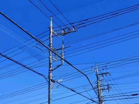 大切なライフライン・電柱 大切なライフライン・電柱 電柱,電線,晴れの写真素材