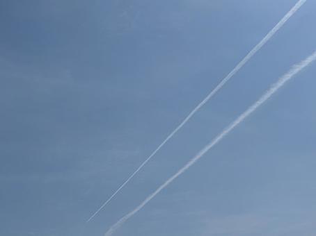 2本の飛行機雲 2本の飛行機雲の写真
