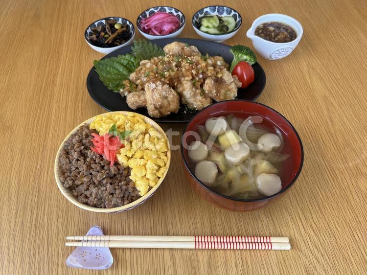 油淋鶏と二食丼の定食２ 油淋鶏,ユーリンチー,二色丼の写真素材