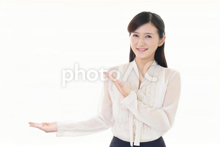 案内するビジネスウーマン 女性,ビジネスウーマン,仕事の写真素材