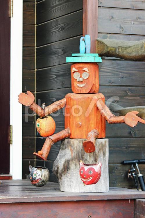 ハロウィンな木彫りの人形 木彫り,人形,木人の写真素材