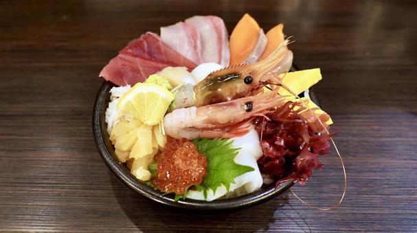 魚介類が盛りだくさんの海鮮丼 海鮮丼,えび,本まぐろの写真素材