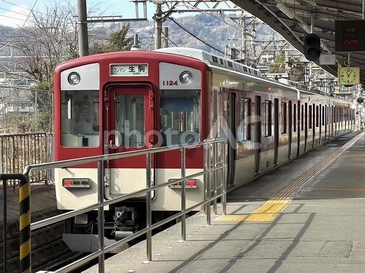 王寺駅で発車を待つ近鉄生駒線の電車 近鉄,近畿日本鉄道,生駒線の写真素材