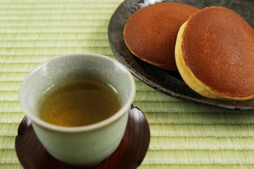 和菓子と日本茶の組み合わせ 和菓子,どら焼き,日本茶の写真素材