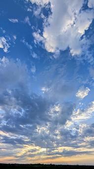 夕暮れの空、光と雲のコントラスト 夕暮れの空、光と雲のコントラスト 空,雲,青空の写真素材