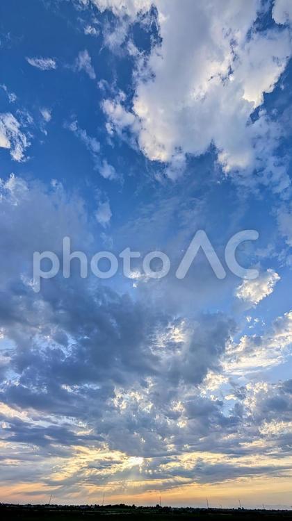 夕暮れの空、光と雲のコントラスト 空,雲,青空の写真素材