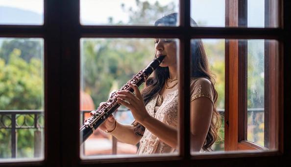 ファゴットを演奏するアジア人女性 ファゴットを演奏するアジア人女性の写真