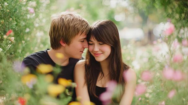 カラフルな花と若い男女の写真