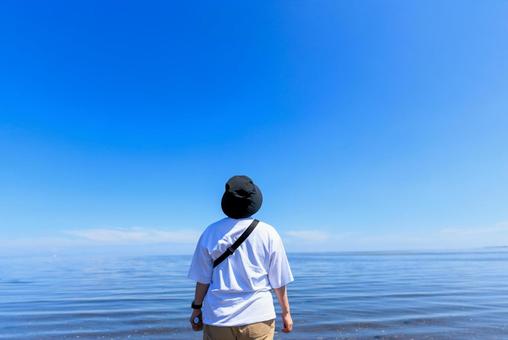 海を眺める女性 海を眺める女性の写真