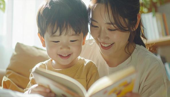 絵本を読む母親の写真