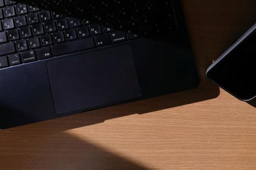 ノートパソコンとスマートフォンの俯瞰 ノートパソコン,パソコン,スマートフォンの写真素材