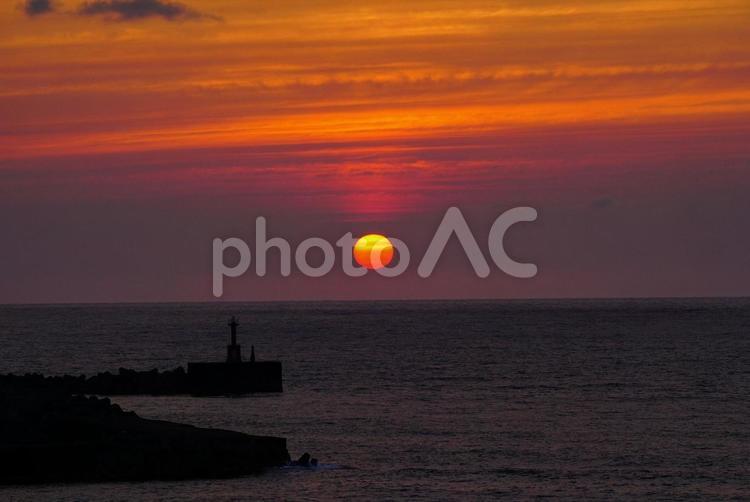 水平線と夕日のイメージ画像 水平線,夕日,海の写真素材
