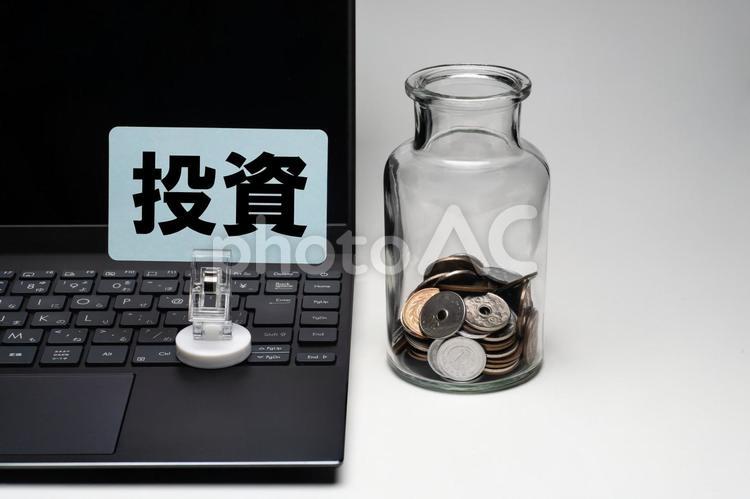  ノートパソコンと瓶に入ったコインで投資 ノートパソコン,投資,貯金の写真素材