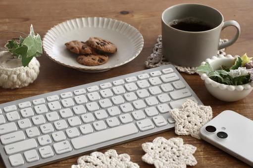 スマホとコーヒー　デスクワーク スマホ,ビジネス,デスクワークの写真素材