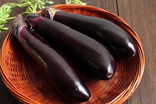 新鮮なナス三本の盛り付け 新鮮なナス三本の盛り付けの写真