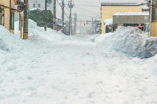 豪雪で道路が雪に埋もれた生活道路 雪,冬,日本の写真素材