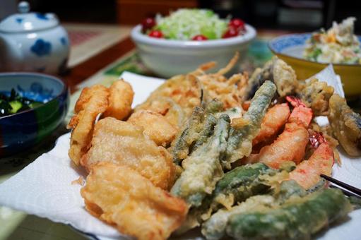 天ぷらの盛り合わせ 食卓,食事,天ぷらの写真素材
