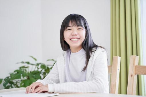 Japanese girls junior high school students smiling in the living room, JPG Japanese girls junior high school students smiling in the living room, JPG