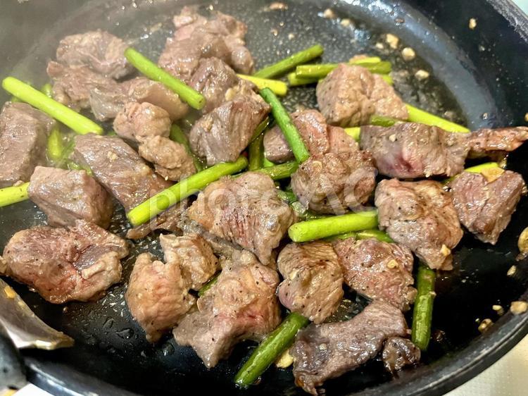 ニンニクの芽と牛肉の炒め物 サイコロステーキ,フライパン調理,焼くの写真素材