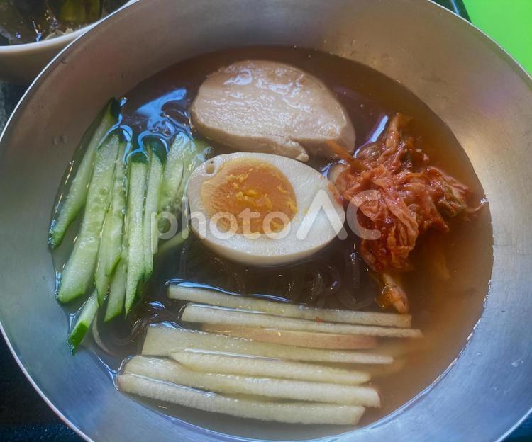 冷麺　ゆで卵　きゅうり　りんご　千切り 冷麺,韓国料理,朝鮮料理の写真素材