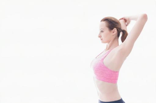 ストレッチをする笑顔の若い女性 ストレッチをする笑顔の若い女性の写真