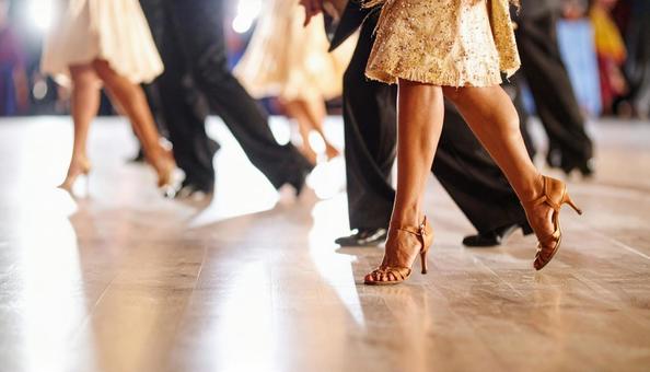社交ダンスするカップルの足元 社交ダンスするカップルの足元の写真