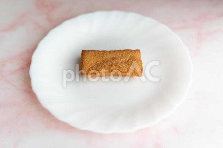 フィナンシェと春色の余白③ フィナンシェ,焼き菓子,スイーツの写真素材
