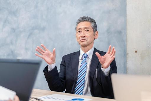 スーツで意見を述べる経営者 スーツで意見を述べる経営者 若い,部長,男性の写真素材