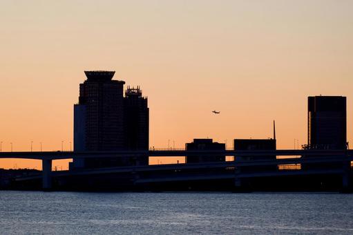 夕暮れのレインボーブリッジと飛行機 夕暮れのレインボーブリッジと飛行機の写真