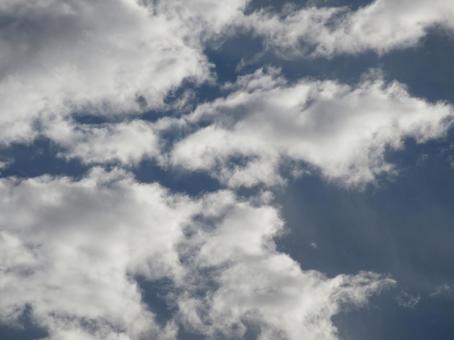 白いちぎれ雲を抜ける向こうは青空 空,青空,白の写真素材